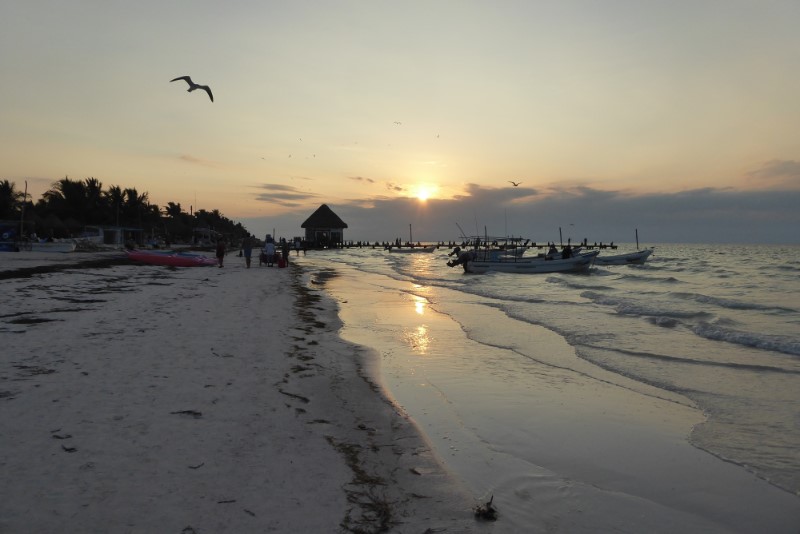 Isla Holbox zonsondergang boven strand Mexico