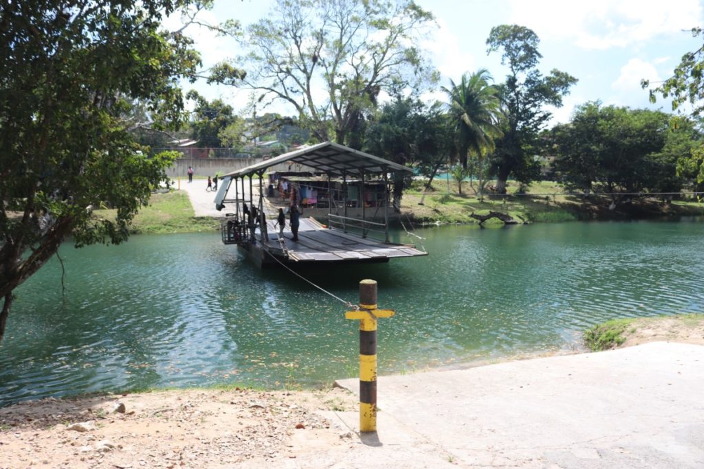 Veerpont naar Xunantunich Belize