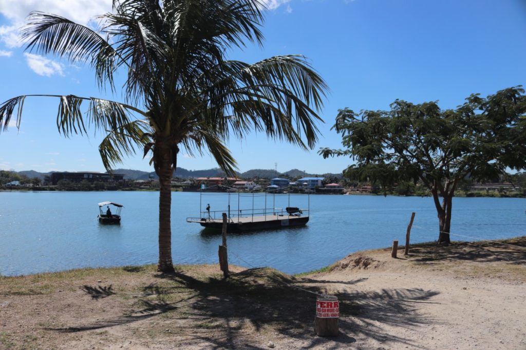 Veerbootje in Flores