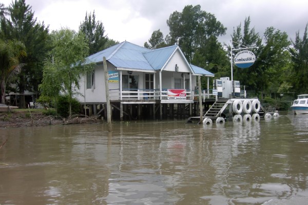 Huisje langs het water in El Tigre