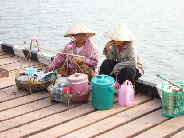 Verkoopsters op ferry Champasak