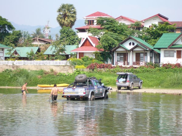 Autowassen in rivier Vang Vieng
