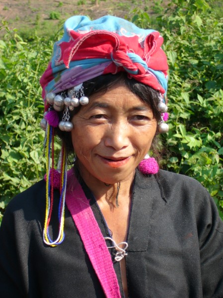 Vrouw met mooie hoofddoek in noord Laos