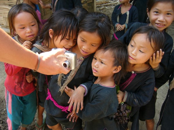 Tonen gemaakte foto aan kinderen noord Laos