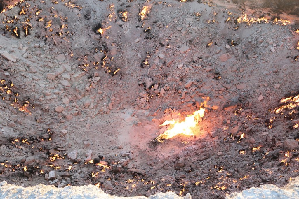 Op de foto komt het niet tot uitdrukking, maar de vlammen zijn meters hoog!